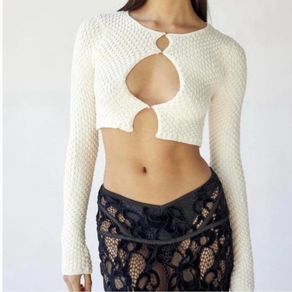 Urban Outfitters White Crop-top bubble knit - Piper Textured Keyhole Sweater - Picture 1 of 6